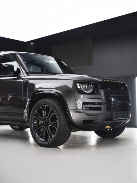 W tym tygodniu mieliśmy przyjemność oklejać wyjątkowe auto - Land Rover DEFENDER OCTA 🔥 

Całość nadwozia została zabezpieczona bezbarwną folią od @primeppf, tak aby lakier był nienaruszony i wyglądał spektakularnie w każdych warunkach 🤌

Szukasz najlepszego sposobu na zabezpieczenie swojego auta? Odezwij się do nas! 

#defender #octa #landroverlife #landrover #detailing